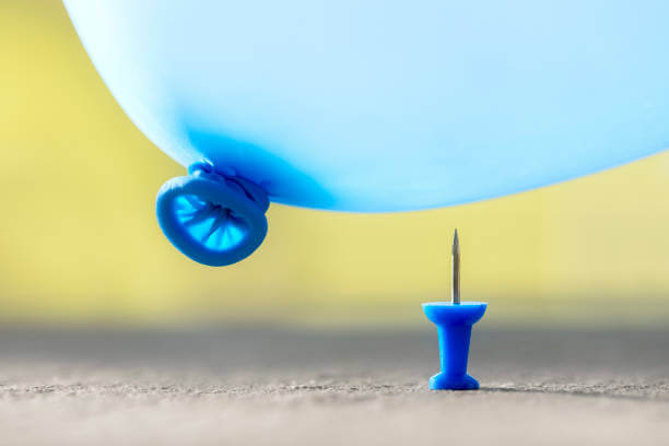 Balão azul cheio próximo de uma tachinha
